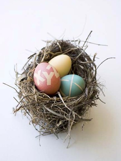 пасха гнездо с яйцами
